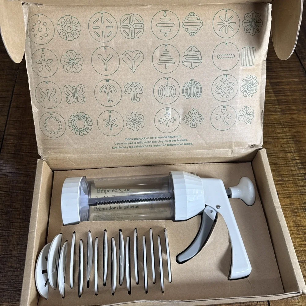 The Pampered‎ Chef Cookie Press #1525 plunger, 15 discs, original box